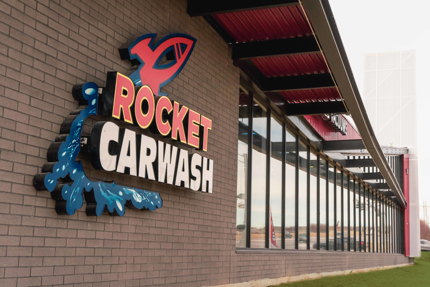 Rocket Carwash Opens at 168th & Maple, Offering Exterior Wash and Omaha’s First Express Interior Clean Option